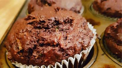 muffin au chocolat et courgettes dans un moule à muffins